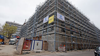 Eigentlich sollte der Neubau längst eröffnet sein. Jetzt sollen in dem nur schleppend errichteten Rohbau die Fenster eingebaut werden.