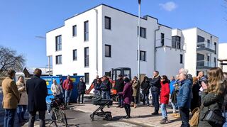 Beim Stadtteil-Spaziergang mit Bürgermeister Stefan Schmutz (l.) durchs Neubaugebiet Nordstadt-Kurzgewann stellte Regionalgeschäftsführerin Yvonne Jelinek (2. v. l.) das ab November bezugsfertige Wohnprojekt der Johannes-Diakonie (links außerhalb des Bildes) vor. Im Hintergrund ist ein anderes Wohngebäude zu sehen.