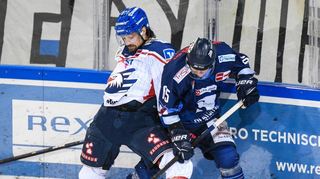 Kampf um jeden Zentimeter Eis: Solche Zweikämpfe wie zwischen dem Mannheimer Nicolas Krämmer (li.) und Straubings Ian Scheid wird es noch häufiger in der Play-off-Viertelfinalserie zu sehen geben.