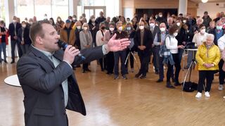 Wahlsieger Achim Weitz dankt am Sonntagabend im Bürgerhaus seinen Wählern und Unterstützern.