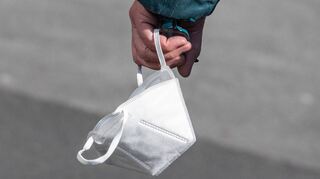 Vielerorts sind Masken keine Pflicht mehr, aber in Geschäften werden sie oft freiwillig getragen.