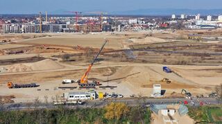 Enorme Investitionen, durch die Buga ausgelöst: oben die Bebauung am Nordrand des Spinelli-Geländes, unten rechts die Fundamente der Aussichtsplattform.