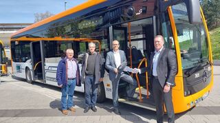 Freuden sich über die Busse: Stadtrat Ulrich Sommer (v.l.), Dezernent Alexander Thewalt, Christian Volz (RNV) und Rüdiger Kappel (Daimler).