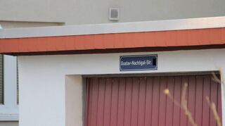 Ein Anlieger der Gustav-Nachtigal-Straße setzt sein eigenes Zeichen in der aktuellen Diskussion: Er hat auf seinem Privatgrundstück an seiner Garage ein persönliches Straßenschild angebracht.