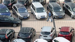 Volle Höfe wie auf diesem Bild aus dem Jahr 2018 gibt es bei Autohändlern in der Region derzeit nicht. Das Angebot ist zwischen 20 und 40 Prozent gesunken – die Preise sind dagegen im Schnitt um zehn Prozent gestiegen.