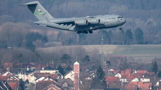 Eine US-Militärmaschine vom Typ C-17 Globemaster III landet am 1. März auf der US-Airbase in Ramstein.