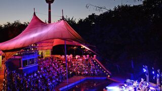 Dieses Jahr darf es wieder volle Ränge beim „Seebühnenzauber“ geben. Danach wird das – bei den Abenden lila angestrahlte – Dach saniert.