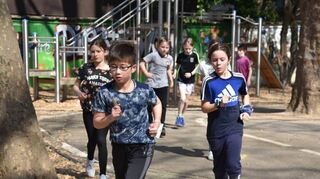 Runde um Runde liefen die Schülerinnen und Schüler der Diesterweggrundschule. Denn jede weitere brachte mehr Geld für Kinder in der Ukraine.