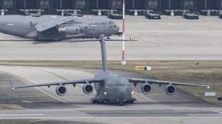 Eine US-Militärmaschine rollt auf der Airbase Ramstein zum Start.