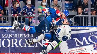 Rustikaler Einsatz: David Wolf von den Adler Mannheim (l.) im Zweikampf mit Marcel Brandt von den Straubing Tigers.