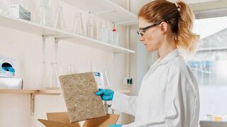 Eine Schaumaplast-Mitarbeiterin macht im Labor einen Versuch mit einer Thermoverpackung aus Naturfasern.