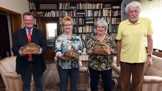 Freude über die Ehrung (v.l.): „MM“-Redakteur Konstantin Groß, Heike Warlich und „MM“-Mitarbeiterin Marion Schatz bekamen von Rolf Dieter (r.) den Igel überreicht.