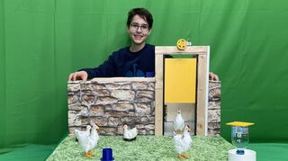 Der 13-jährige Friesenheimer Jonas Spieler mit dem Modell seines smarten Hühnerstalls. Der Schüler war schon an mehreren Erfindungen beteiligt.