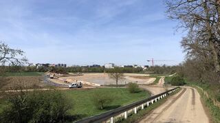 Blick ins Landschaftsschutzgebiet: Hier entsteht zur Zeit der Au-See. In Höhe der Landzunge (Bildmitte) wird der Panoramasteg aufgebaut.