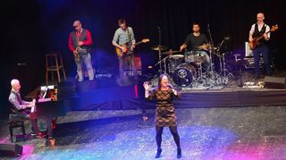 Beim Benefizkonzert im Capitol ist die ganze Vielfalt der Mannheimer Musikszene vertreten. Unser Bild zeigt den Auftritt von Jeanette Friedrich mit Band.