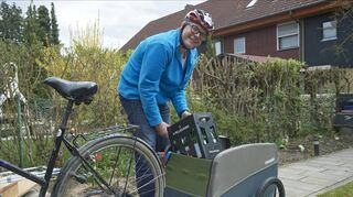 Selbst Getränkekästen transportiert Frank Behrens mit dem Fahrrad.