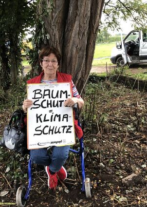 Ursel Risch bei einer Protestaktion in der Feudenheimer Au im August vergangenen Jahres. Das Bild hat ihre Mitstreiterin Heike Reiser gemacht.