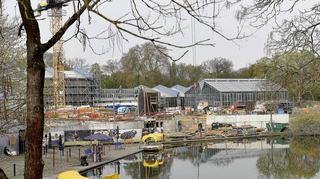 Energiesparende Verglasung für das Pflanzenschauhaus, Unterwasserwelt und Pinguingehege: Die „Neue Parkmitte“ grenzt direkt an den Kutzerweiher.