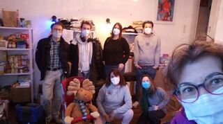 Das „Spendenbüro“-Team vor den gefüllten Regalen (oben, von links): Günther Jakob, Daniel Tihonov, Ines Finger und Volker Beisel. Untere Reihe (neben dem Elch von links:) Giulia Vitali, Viktoria Ovcharova und Natice Orhan-Daibel.
