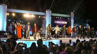 Das Ensemble der RTL-"Passion" (von links): Martin Semmelrogge, Prince Damieb, Sarah und Samuel Koch, Alexander Klaws,  Anna-Carina Woitschack, Thomas Enns, Nicolas Puschmann, Laith Al-Deen, Thomas Gottschalk, Mark Keller, Henning Baum sowie Ella Endlich.