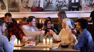 Das letzte Abendmal in Daily-Soap-Optik: Jesus (Alexander Klaws, 3.v.l.) und seine Jünger (v.l.) Nicolas Puschmann, Petrus (Laith al Deen), Sila Sahin, Sarah Elena Koch, Anna-Carina Woitschack und Prince Damien