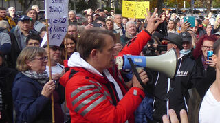Schiffmann (li.) mit Megafon auf einer Corona-Demo in Mannheim
