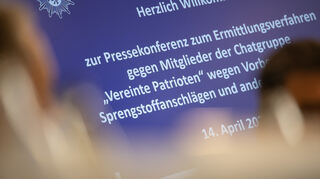 "Vereinte Patrioten" ist während eines Pressestatements zu den Ermittlungen gegen die Chatgruppe «Vereinte Patrioten» auf einem Bildschirm zu lesen.