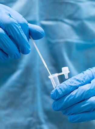 Mit Antigen-Schnelltests wie diesem werde Omikron oft nicht erkannt, sagt Peter Schäfer.