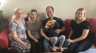 Feiern ihr erstes Ostern in Deutschland: Halyna (v.l.), Ruslana und der kleine, vollkommen ins Spielen vertiefte Ruslan mit Chris und Manuela Rihm in Käfertal.