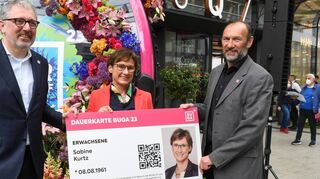 Der besondere Moment: „Es gibt sie auch in klein, das ist praktischer“, sagte Peter Kurz (l.) zu Staatssekretärin Sabine Kurtz, als er ihr mit Michael Schnellbach die große Dauerkarte überreichte.