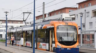 Stadtbahn am RNV-Bahnhof in Schriesheim: Künftig soll die Linie 5 abends öfter fahren. Die Kosten dafür hat der Gemeinderat jetzt genehmigt.
