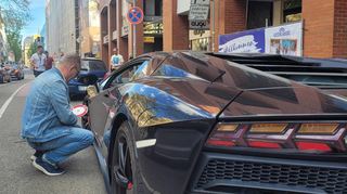 Geht gegen lautstarkes Protzen mit teuren und aufgemotzten Autos vor: Verkehrspolizist und Einsatzleiter Ralf Mayer kontrolliert einen Lamborghini-Fahrer in der Kunststraße.