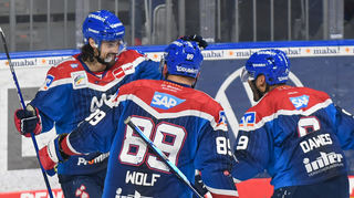 Die Adler gewinnen 8:3 gegen die Straubing Tigers.