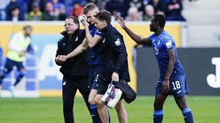 Hoffenheims Stefan Posch (2.v.l.) verlässt verletzt das Spielfeld.