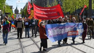 Viele der Ostermarschierer forderten, dass kein Geld in die Rüstung fließen solle.
