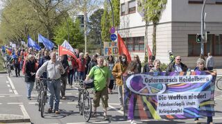 Nach einer Kundgebung im Park an der Stadtbücherei ging der Demonstrationszug die Kurfürsten-Anlage entlang bis zum Adenauerplatz und dann weiter.