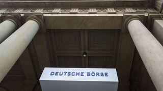 Der Eingang zur Frankfurter Wertpapierbörse. Wer sein Geld anlegt, sollte sich nicht nur Aktien kaufen, rät Experte Manfred Weber.
