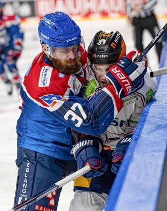Thomas Larkin (li.) und die Adler treffen auf die Eisbaren Berlin.