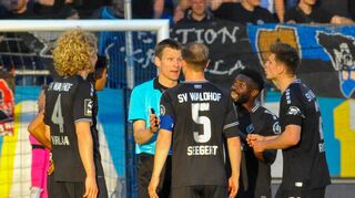 Diskussionsbedarf: Die SVW-Spieler können nicht verstehen, warum Schiedsrichter Cortus das Tor gibt.