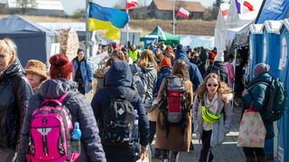 Geflüchtete aus der Ukraine am Grenzübergang in Medyka in Südpolen.