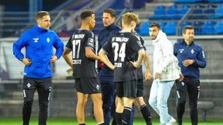 Frust pur nach Freiburg: Co-Trainer Maximilian Mehring, Marcel Costly, Patrick Glöckner, Dominik Kother, Onur Ünlücifci und Dennis Tiano (v.l.).