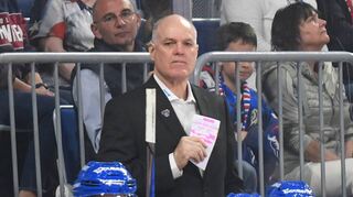 In Lauerstellung: Adler-Trainer Bill Stewart und seine Spieler sind bereit für das Halbfinale.