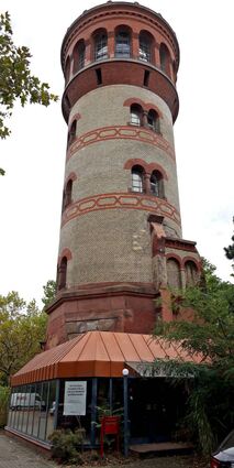 Ein Schmuckstück im ehemaligen Schlachthofviertel: Der alte Wasserturm ist von außen mit cremefarbenen und roten Ziegelsteinen eingedeckt.
