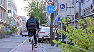 Die Freßgasse ist zwischen P 1 und Q 1 gekappt. Inzwischen weisen Verkehrsschilder auf die neue Fußgängerzone in diesem Bereich hin.