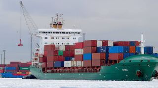 Ein Containerschiff im Hafen von St. Petersburg. Viele westliche Unternehmen haben ihre Lieferungen nach Russland eingestellt – andere setzen ihre Geschäfte eingeschränkt fort.