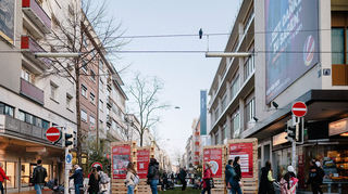 Ab dem 6. Mai soll eine neue Verkehrsführung in der gesamten City gelten. Doch solange wollen 103 Gewerbetreibende in den betroffenen Straßen nicht warten: Sie fordern das sofortige Ende des Verkehrsversuchs.