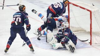 Voller Körpereinsatz: Jason Bast trifft für die Adler zum 2:2-Ausgleich in Berlin.