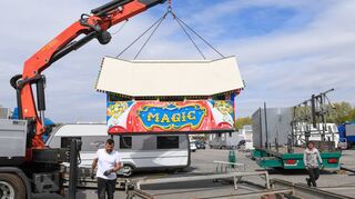 Unter Zeitdruck: Aufbauarbeiten für die Maimess, hier das Fahrgeschäft „Magic“.