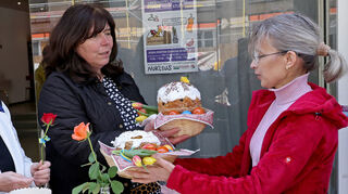 Blumen als Dankeschön – und ein Osterkuchen, überreicht von Valentyna Sobetska (r.) an Oberbürgermeisterin Jutta Steinruck.