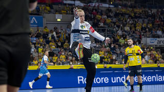 Eine von 16 Paraden: Mikael Appelgren wehrt den Ball ab.